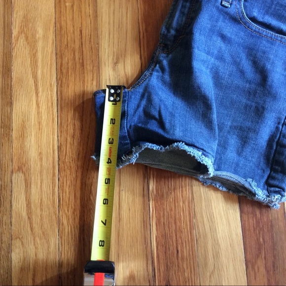Women’s Levi’s jean shorts - Picture 7 of 8